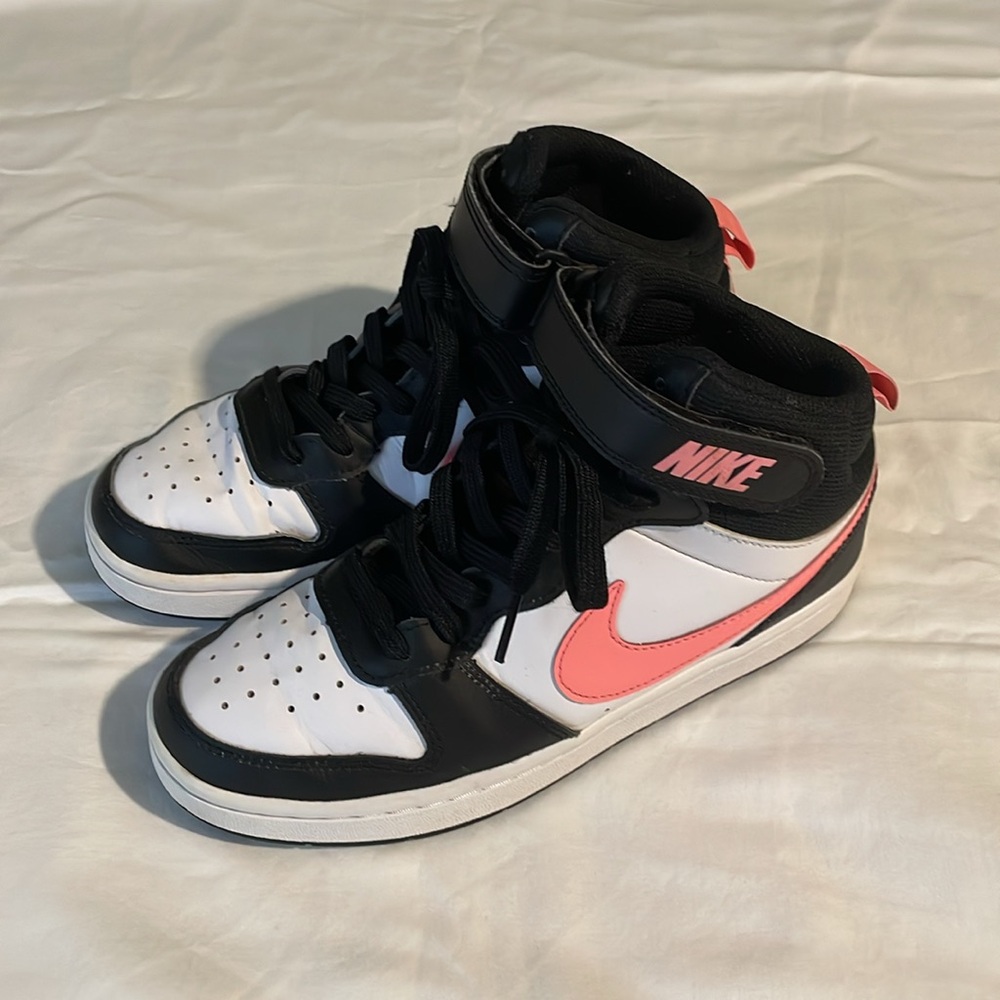 Nike 
Size 5